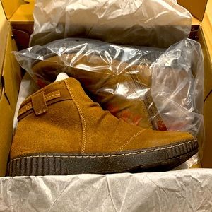 Clarks Collection — Caroline Derby: Women’s Dark tan suede boots; size 8